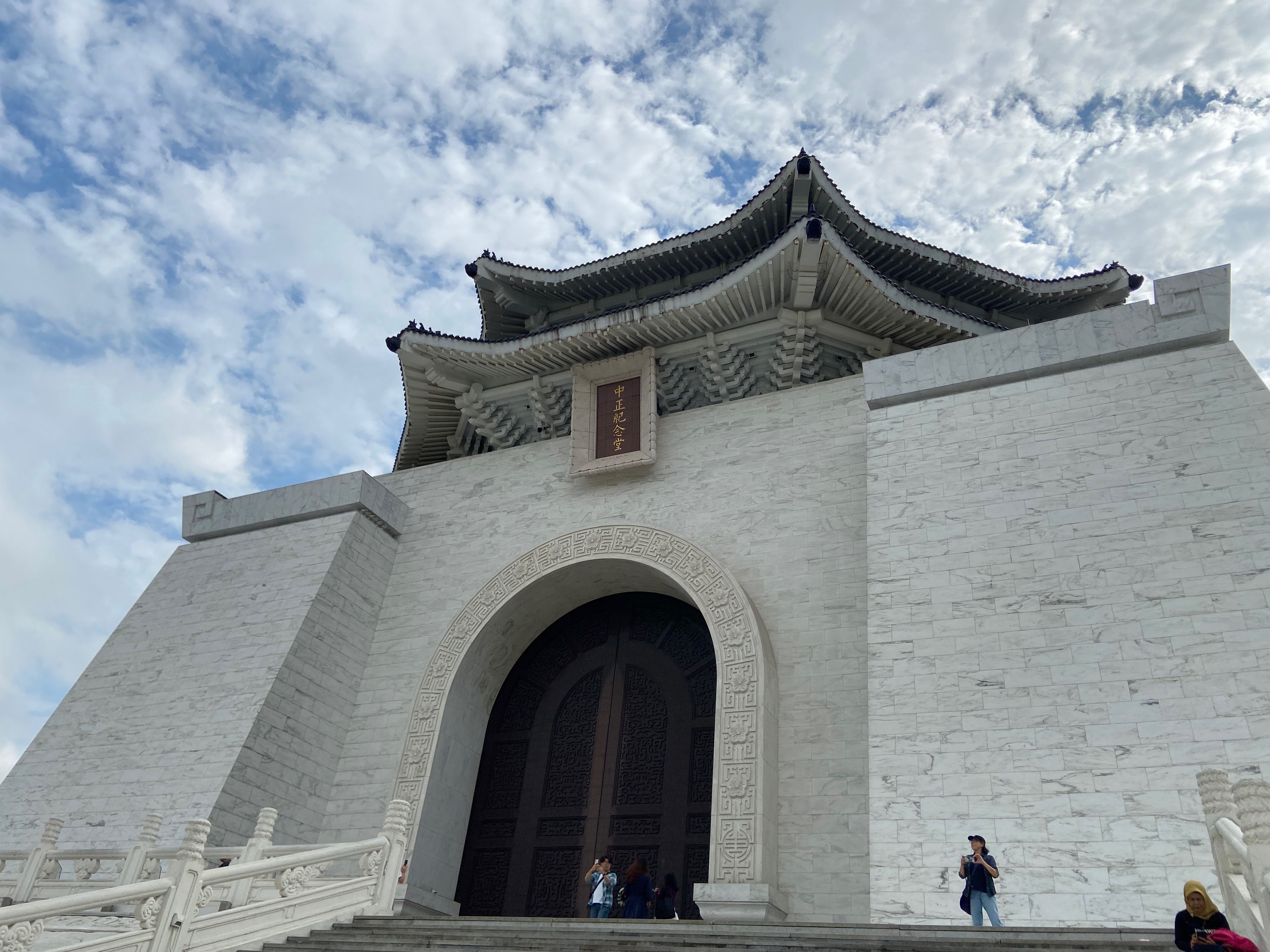 Chiang Kai-Shek Memorial Hall up close.