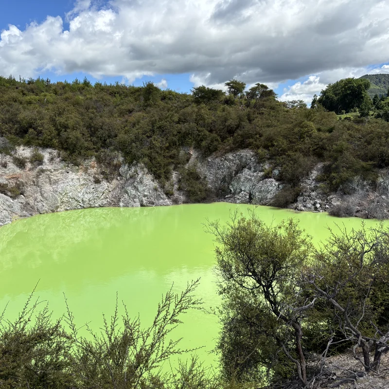 Wai-O-Tapu, radioactive green lake, Picture 1.