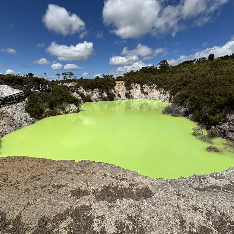Wai-O-Tapu, radioactive green lake, Picture 3.