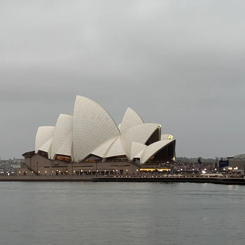 A view of the Sydney Opera House in the day, Picture 1.